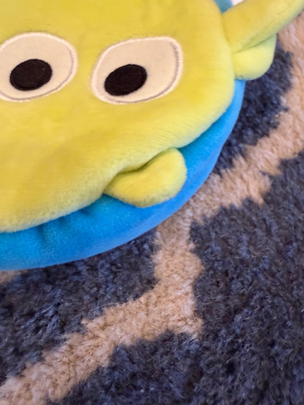 Alien Plush Crossbody Pouch - Picture 4 of 5